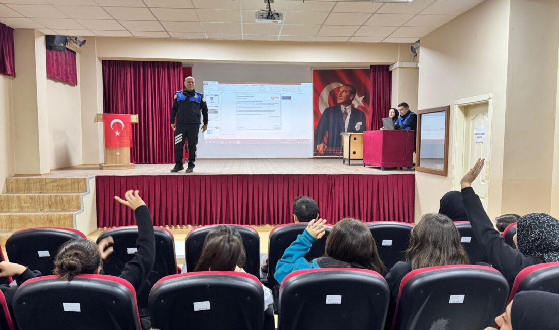 Polislerden gençlere bilinçlendirme eğitimi Afyonkarahisar Emniyet Müdürlüğü ekipleri, gençlerin güvenliği ve bilinçli bireyler olarak