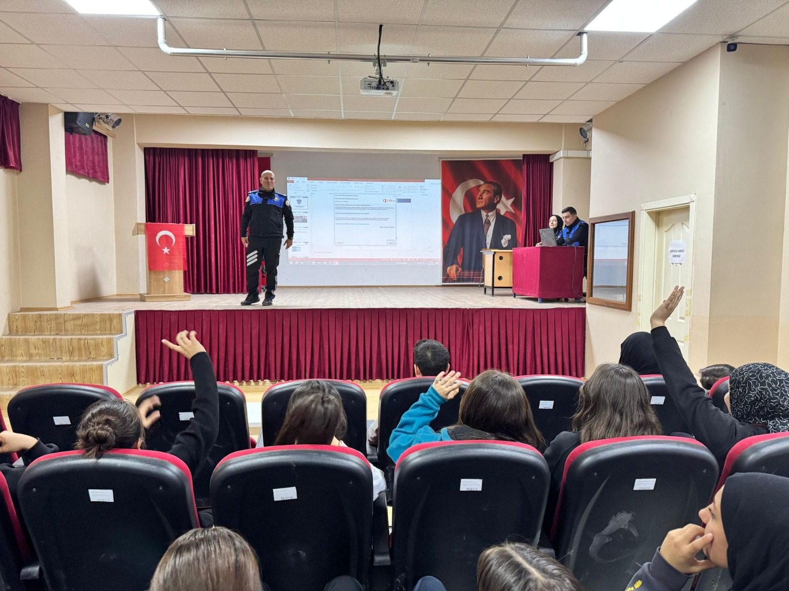 Afyonkarahisar Emniyet Müdürlüğü ekipleri, gençlerin güvenliği ve bilinçli bireyler olarak
