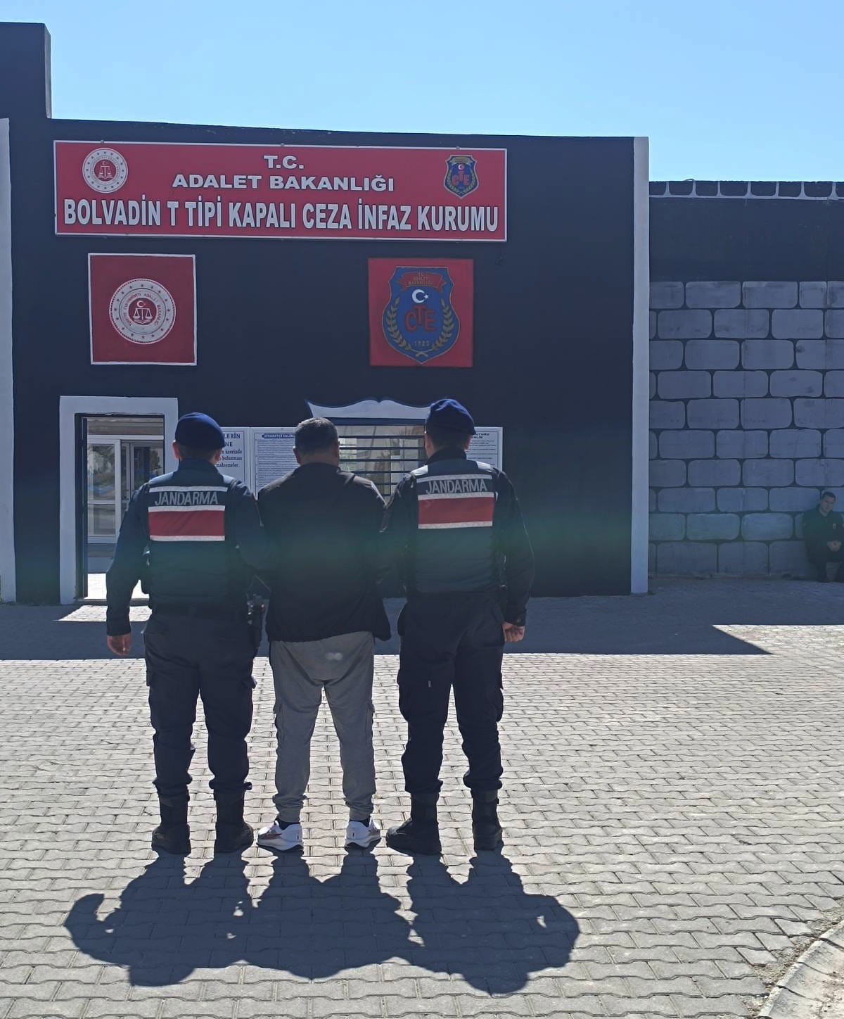 Afyonkarahisar İl Jandarma Komutanlığı ekipleri, aranan şahısların yakalanmasına yönelik çalışmalarını