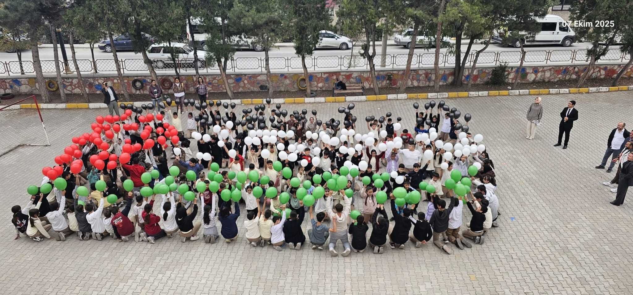 Afyonkarahisar'ın Emirdağ ilçesindeki öğrenciler gerçekleştirdikleri etkinlikler ile Filistin’e destek verdi.
