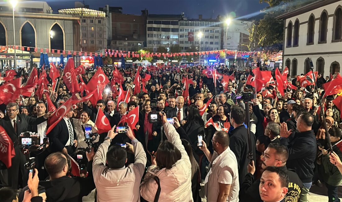 Afyonkarahisar’da Cumhuriyet Coşkusu… Fener Alayıyla 102. Yıl Kutlandı Afyonkarahisar Belediyesi tarafından 29 Ekim Cumhuriyet Bayramı dolayısıyla düzenlenen fener
