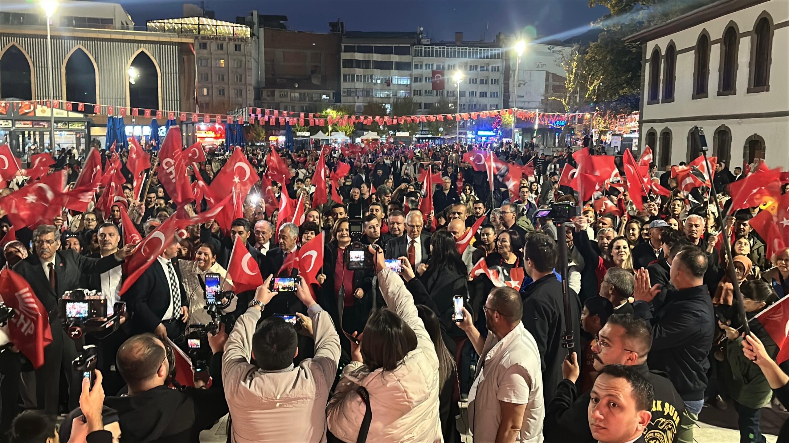 Afyonkarahisar’da Cumhuriyet Coşkusu… Fener Alayıyla 102. Yıl Kutlandı Afyonkarahisar Belediyesi tarafından 29 Ekim Cumhuriyet Bayramı dolayısıyla düzenlenen fener