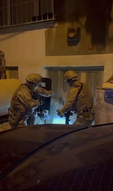 Afyon ve 11 ilde change araç operasyonu İstanbul merkezli 12 ilde düzenlenen "change" araç operasyonunda 74 şüpheli