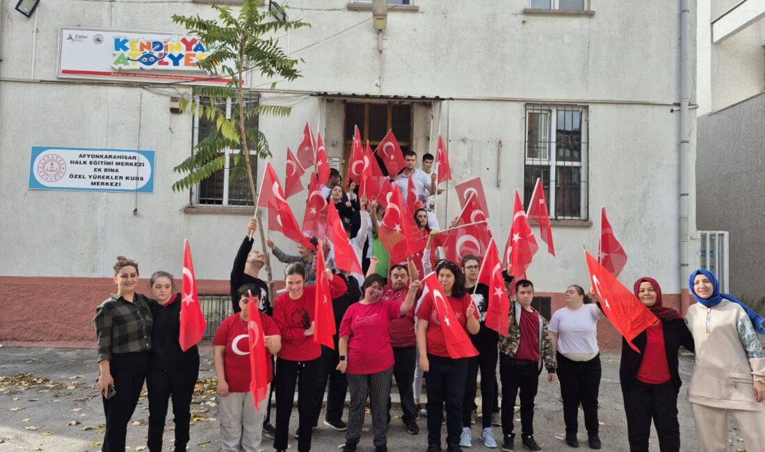 Afyonkarahisar Ağır Düzey Zihinsel Engelliler Derneği üyeleri Cumhuriyet Bayramı’nın 102.