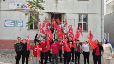 Afyonkarahisar Ağır Düzey Zihinsel Engelliler Derneği üyeleri Cumhuriyet Bayramı’nın 102.