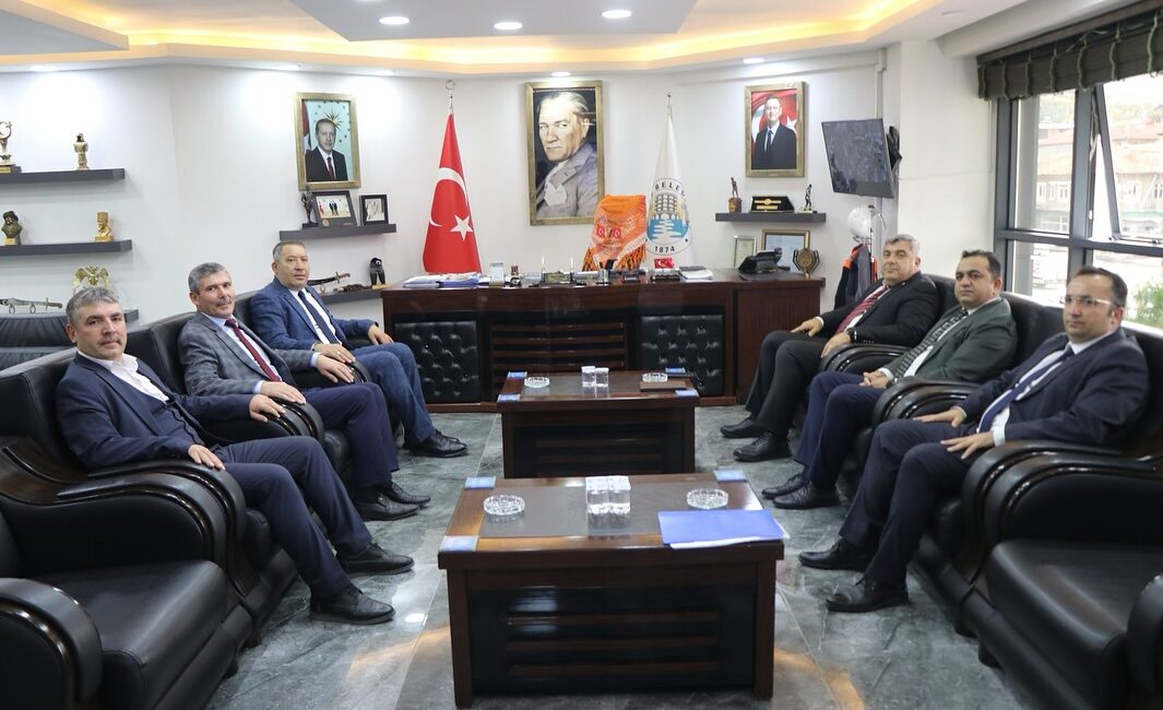 İlçedeki eğitim yatırımları görüşüldü Afyonkarahisar İl Milli Eğitim Müdürü Miraç Sünnetci, Dinar Belediye Başkanı