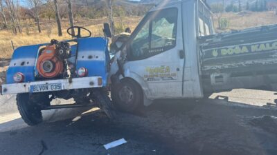 Afyonkarahisar'da kamyonetle çarpışan patpat diye adlandırılan tarım aracının sürücüsü kaldırıldığı