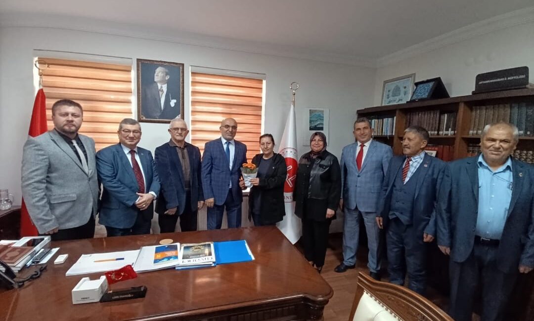 Muhtarlar Derneği’nden İl Müftüsü İmamoğlu’na ziyaret Afyon Muhtarları Dayanışma Derneği yönetimi, İl Müftüsü Lütfü İmamoğlu’nu makamında