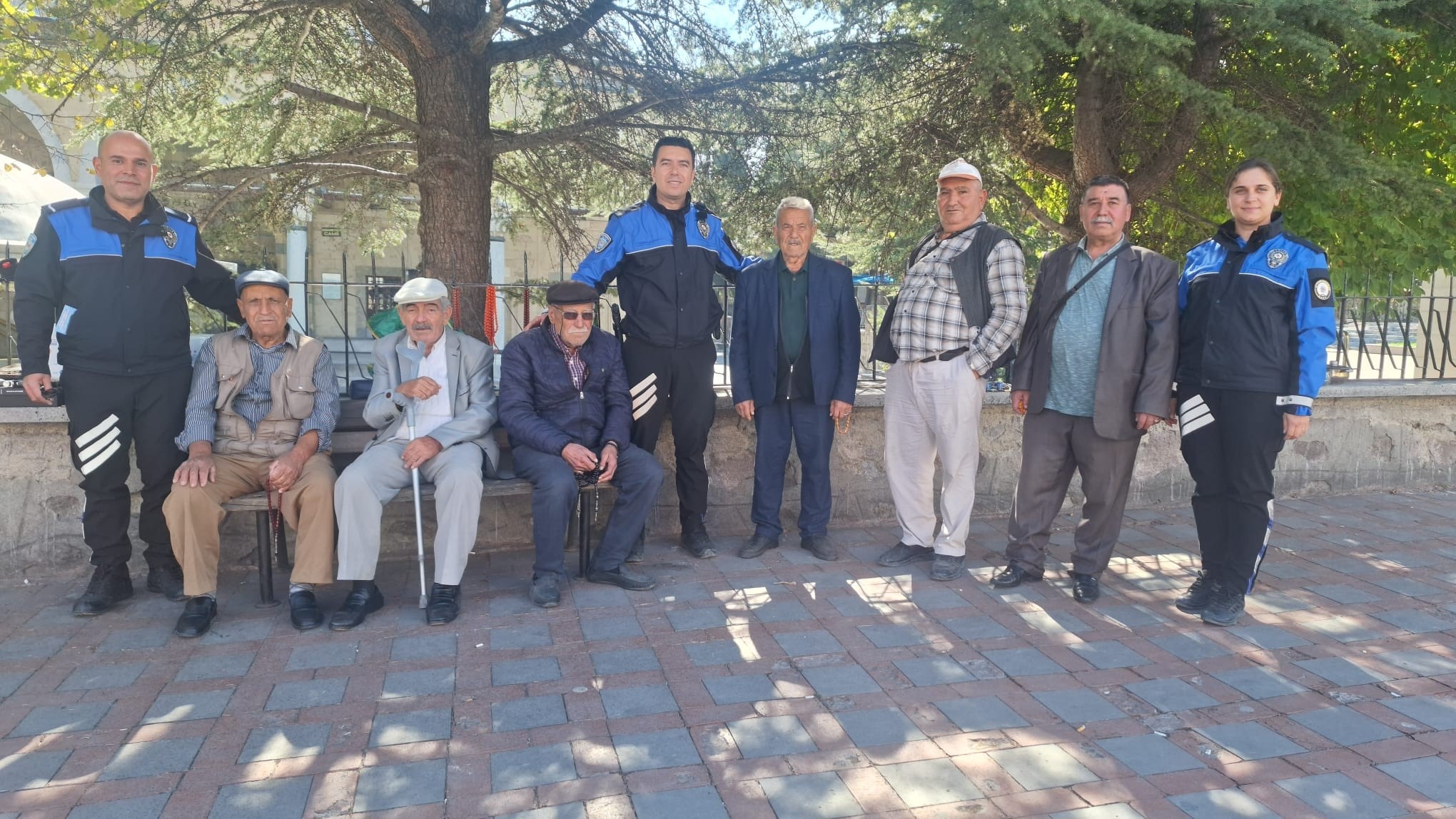 Afyonkarahisar’da polis ekipleri Dünya Yaşlılar Günü dolayısıyla huzurevlerinde kalan vatandaşları