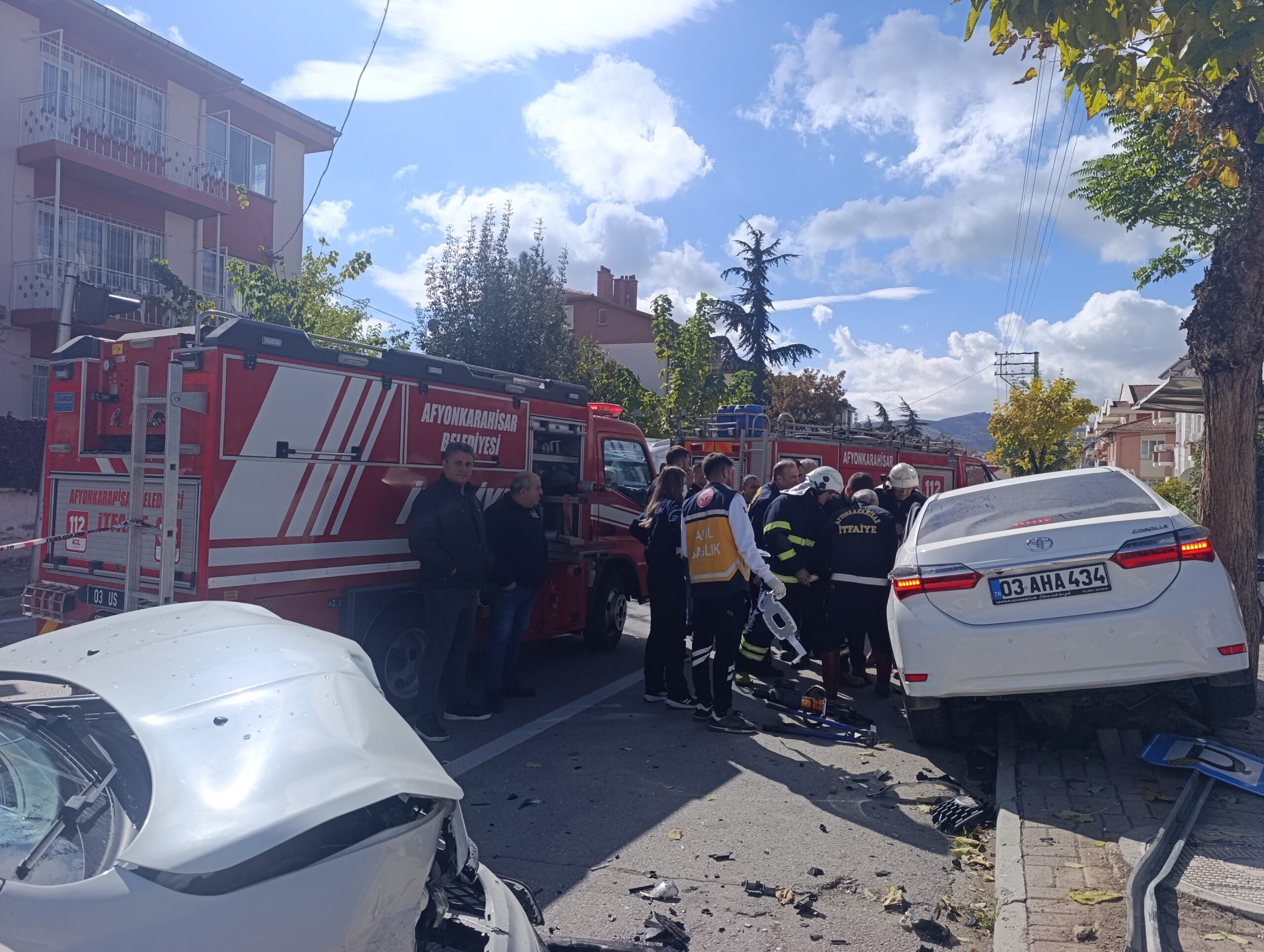 Afyonkarahisar'da 7 kişinin yaralandığı trafik kazasına müdahale için gelen bir