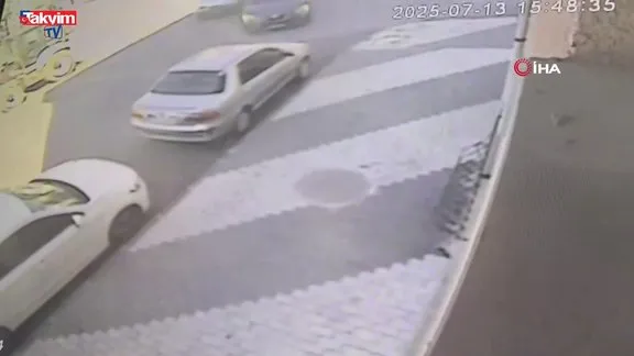 Görenleri şaşkına çeviren kaza kamerada İstanbul'un Arnavutköy ilçesinde meydana gelen ilginç bir trafik kazası, çevredeki