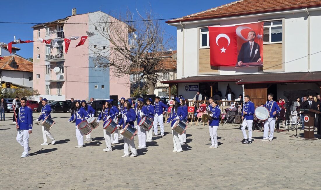Sinanpaşa Belediye Başkanı Tolga Yıldırım, ilçe protokolü, öğretmenler, öğrenciler ve