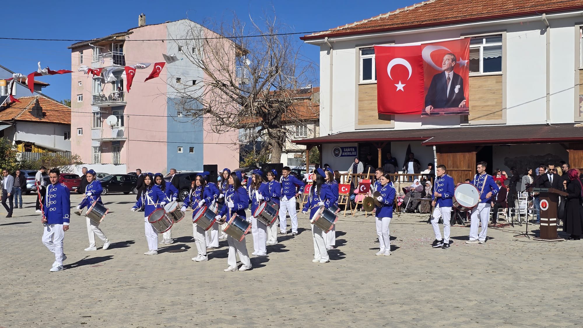 Sinanpaşa Belediye Başkanı Tolga Yıldırım, ilçe protokolü, öğretmenler, öğrenciler ve