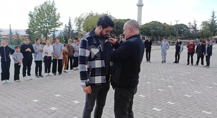 Afyonkarahisar’ın Sandıklı ilçesine bağlı Akharım Beldesi’nde bulunan Atatürk Ortaokulu yönetici