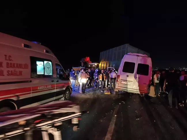 Hatay’ın Reyhanlı ilçesinde işçileri taşıyan servis minibüsü, pamuk yüklü traktörün