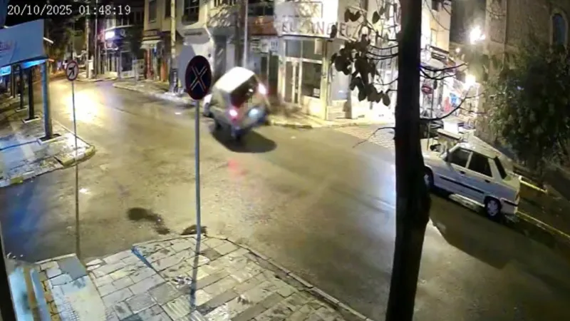 Isparta'nın Yalvaç ilçesinde gece saatlerinde meydana gelen kazada, bir otomobil