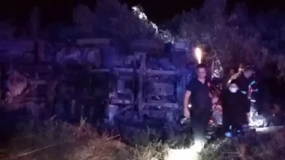 Adana’nın Ceyhan ilçesinde yangın dönüşü kontrolden çıkan arazöz şarampole devrildi.