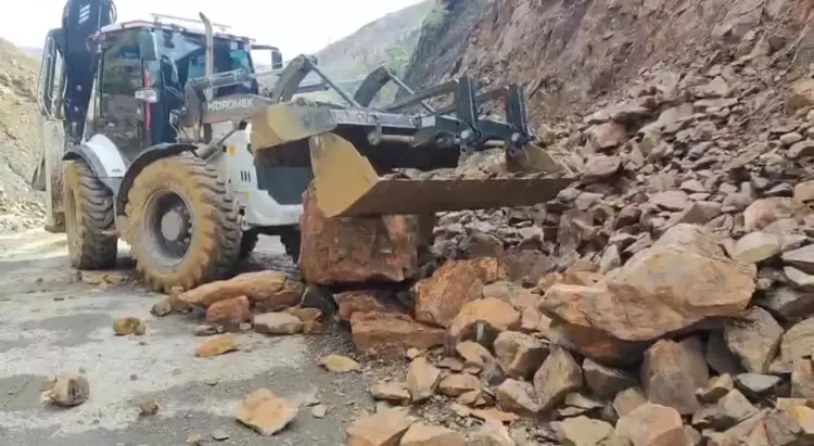 Heyelanlar nedeniyle kapanan 55 yoldan 23’ü ulaşıma açıldı Batman’ın Sason ilçesinde şiddetli yağışlar heyelanlara yol açtı, 55 yerleşim