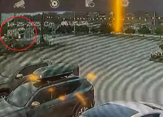Korkunç kaza kamerada: TIR’a çarpan otomobil sürücüsü yaşamını yitirdi Samsun’un Kavak ilçesinde, Samsun-Ankara kara yolu üzerinde seyir halinde olan