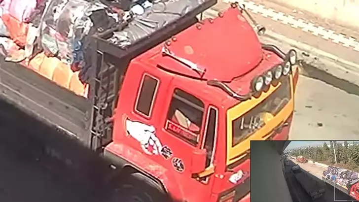 Tonlarca tekstil atığını sahile döken şoför ve firmaya inceleme başlatıldı Mersin'in Akdeniz ilçesine bağlı Karaduvar Mahallesi sahilinde, tonlarca tekstil atığını