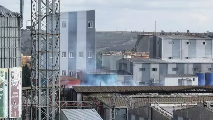 Fabrikada patlama ve yangın: 2 işçi yaralandı Edirne’nin Havsa ilçesinde, bir fabrikanın küspe sıkıştırma bölümünde meydana gelen