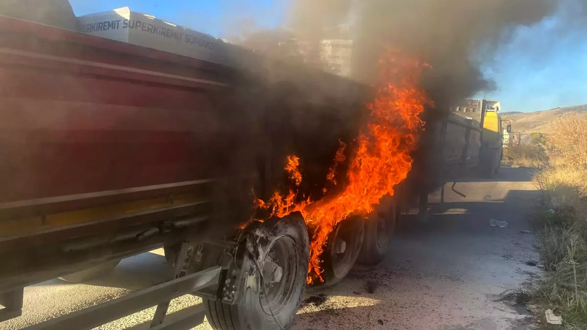 Dün akşam saatlerinde Afyon'da bir TIR'ın dorsesinde çıkan yangın, çevredekilerde