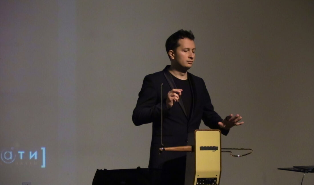 Dedesinin icat ettiği temassız müzik aleti ile konser verdi Rus müzisyen Peter Theremin, 1919'da büyük dedesi Rus fizikçi Lev