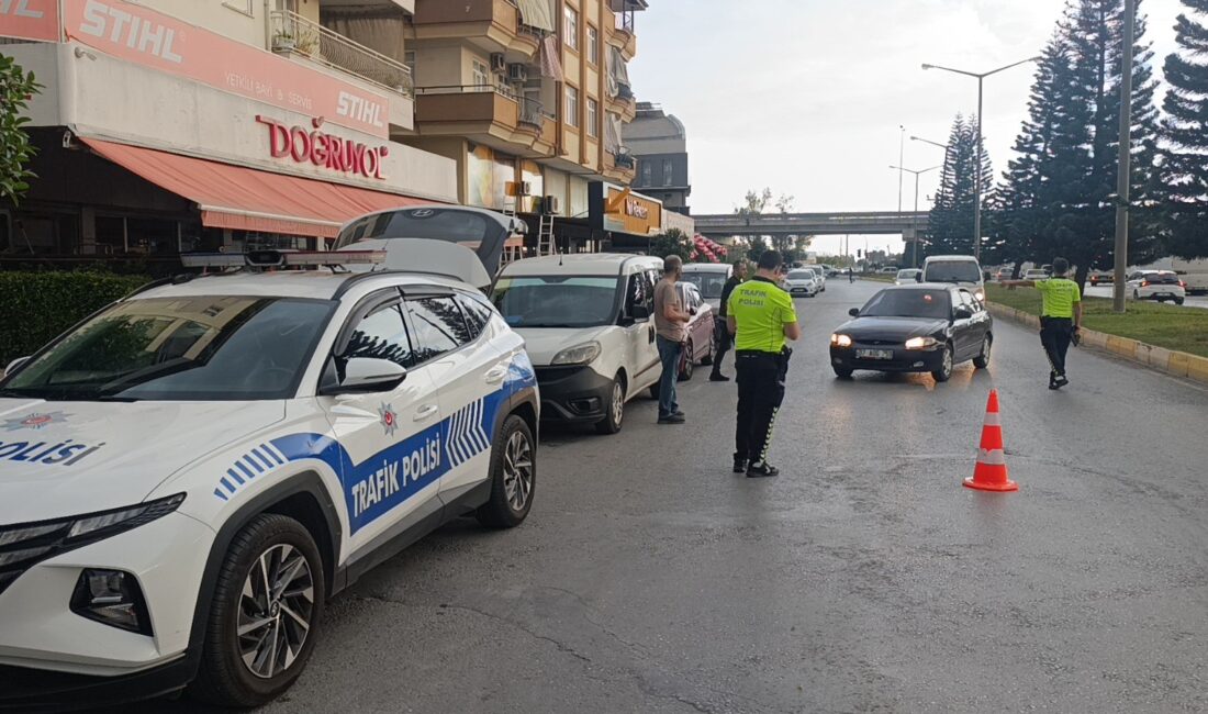 Antalya'nın Manavgat ilçesinde polis ekiplerince gerçekleştirilen asayiş ve trafik uygulamasında