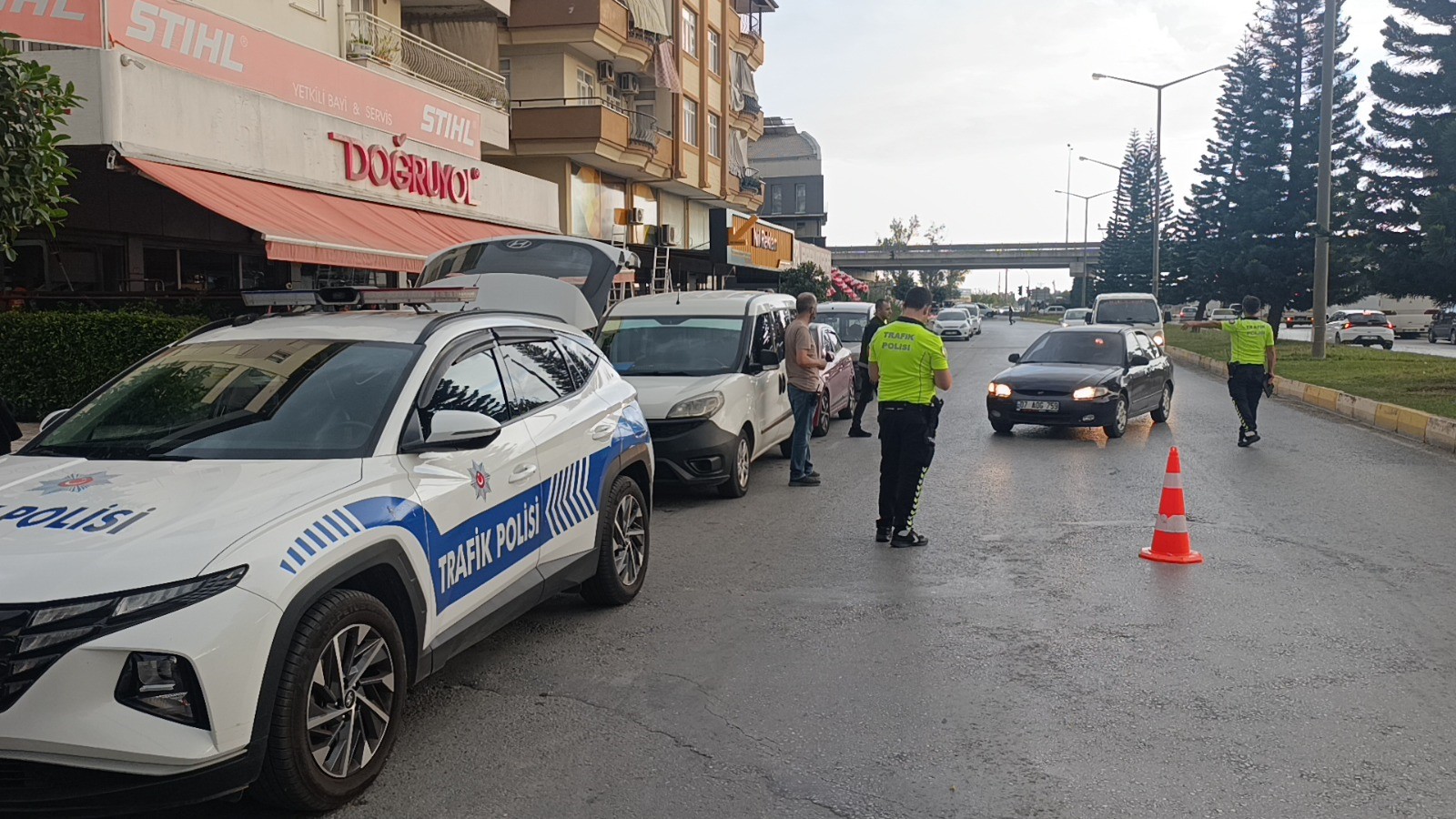 Antalya'nın Manavgat ilçesinde polis ekiplerince gerçekleştirilen asayiş ve trafik uygulamasında