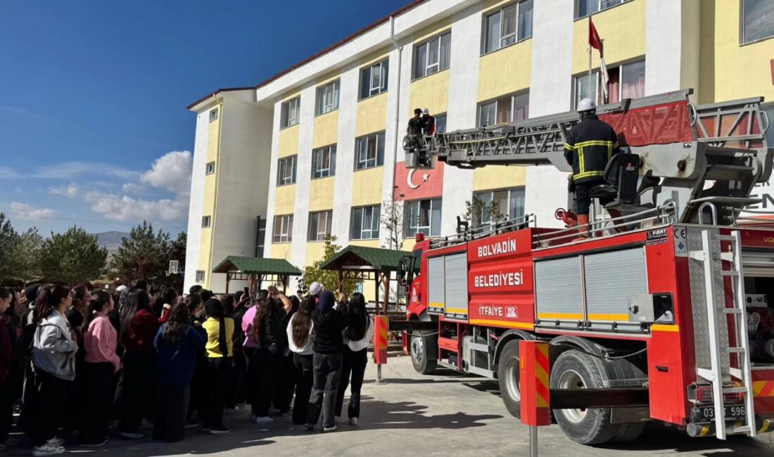Öğrenciler yangına karşı bilinçleniyor Bolvadin Belediyesi İtfaiye Müdürlüğü ekipleri tarafından Ayfer-Ceylan Emet Fen Lisesi’nde