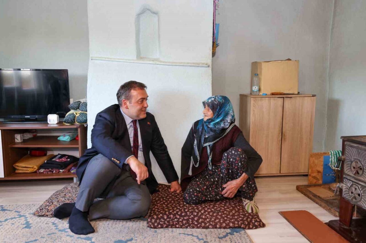 Bilecik Valisi Faik Oktay Sözer, kentte gerçekleştirdiği hane buluşmaları kapsamında