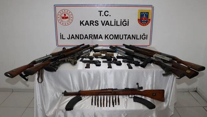 Birinci Dünya Savaşı’ndan kalma silah ele geçirildi Kars İl Jandarma Komutanlığı tarafından düzenlenen operasyonda çok sayıda ruhsatsız