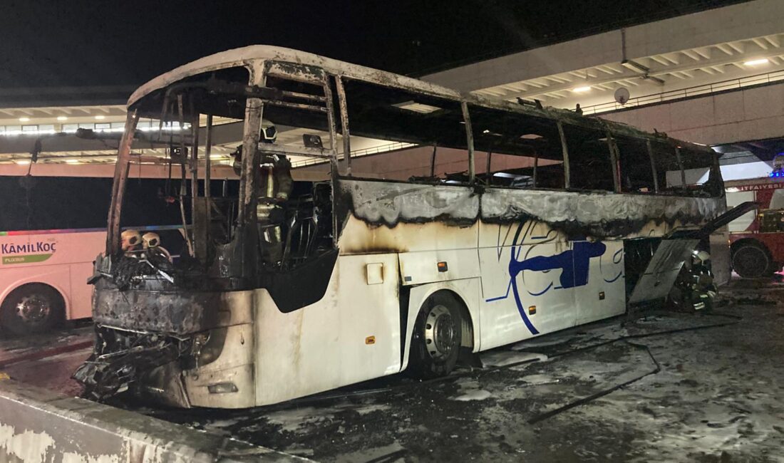 AŞTİ’de park halindeki yolcu otobüsü bilinmeyen bir nedenle yandı. İtfaiye