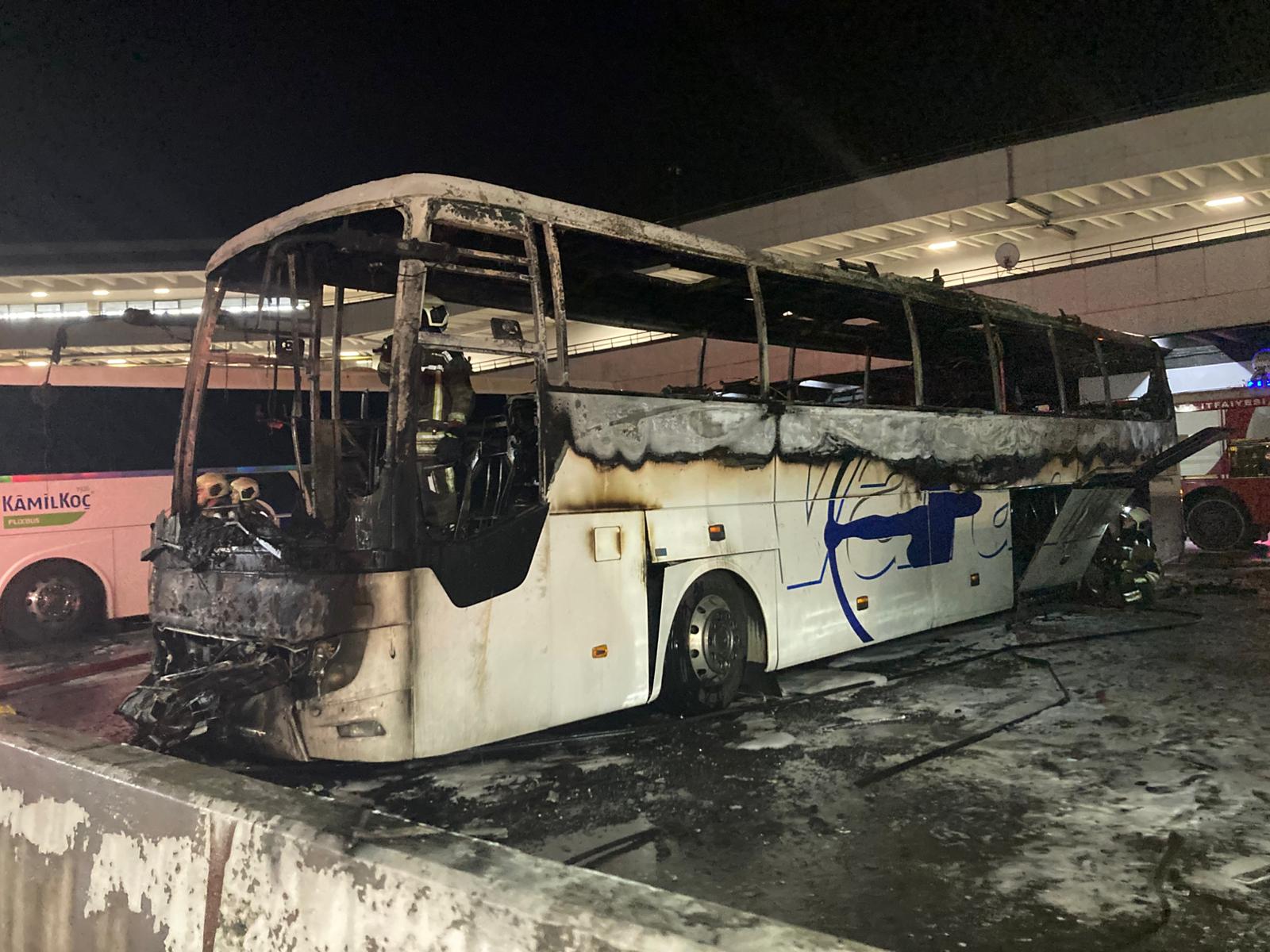 AŞTİ’de park halindeki yolcu otobüsü bilinmeyen bir nedenle yandı. İtfaiye