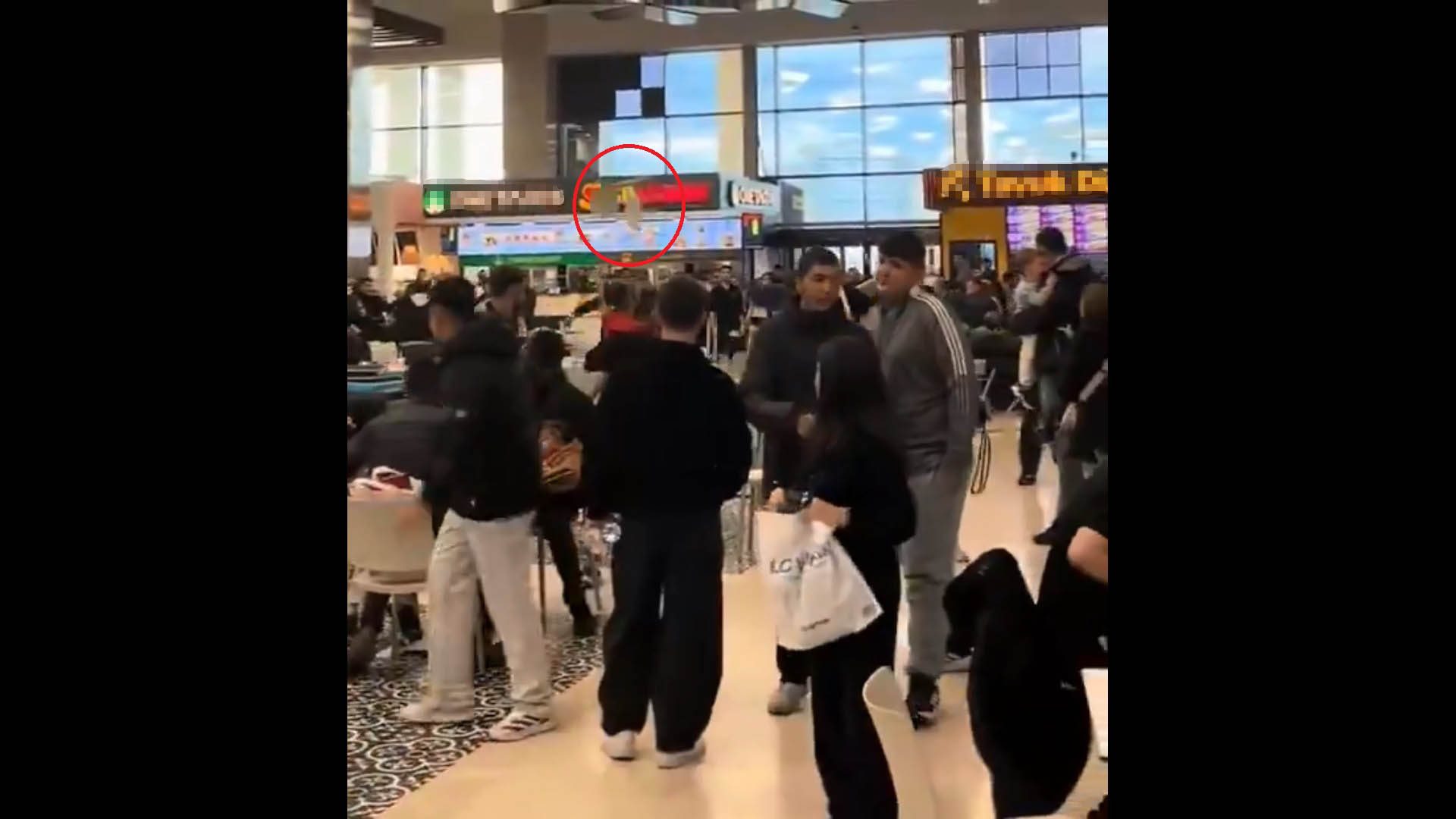 Ankara'daki bir alışveriş merkezinin yemek katında iki grup arasında çıkan