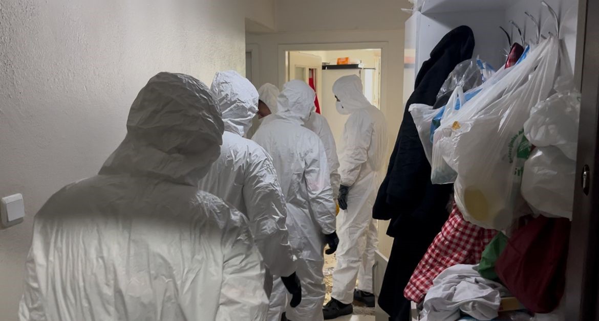Bursa Nilüfer’de bir apartmanın en üst katından yayılan yoğun koku,