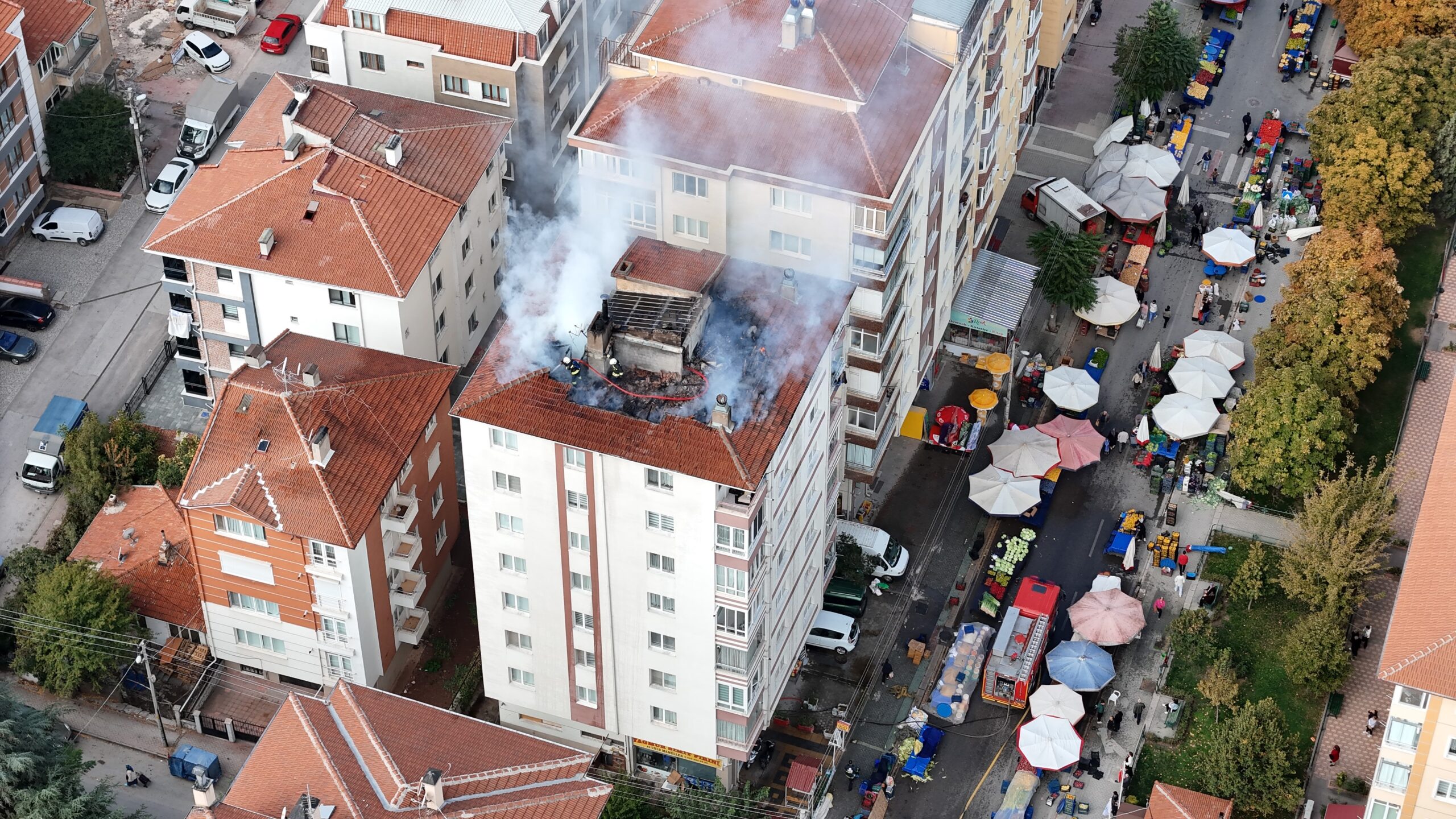 Semt pazarının kurulduğu caddede bulunan 7 katlı binanın çatısında yangın