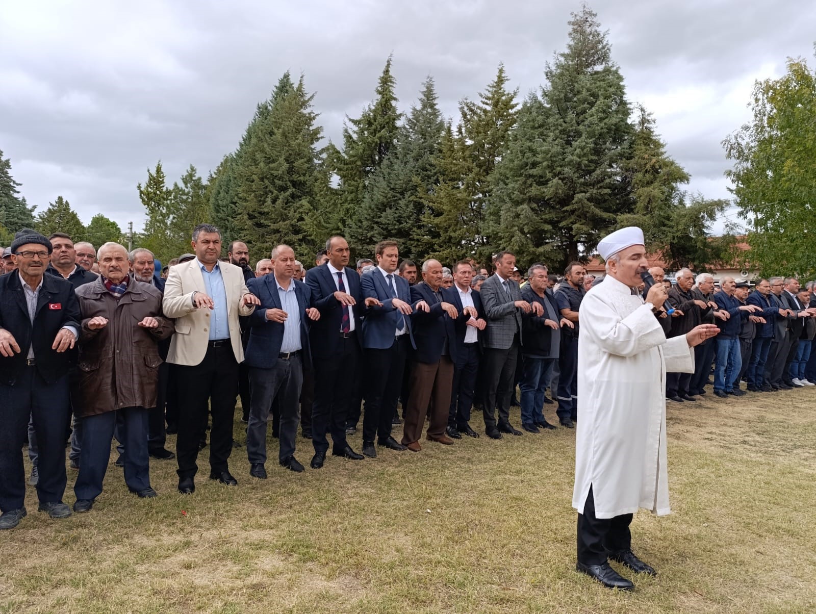 Kütahya’nın Gediz ilçesinde düzenlenen yağmur duasının ardından yağan yağmur, katılımcılarda