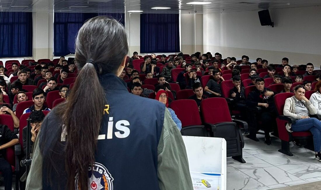 Afyonkarahisar’da polis ekipleri tarafından SİBERAY programı çerçevesinde 515 öğrenciye güvenli