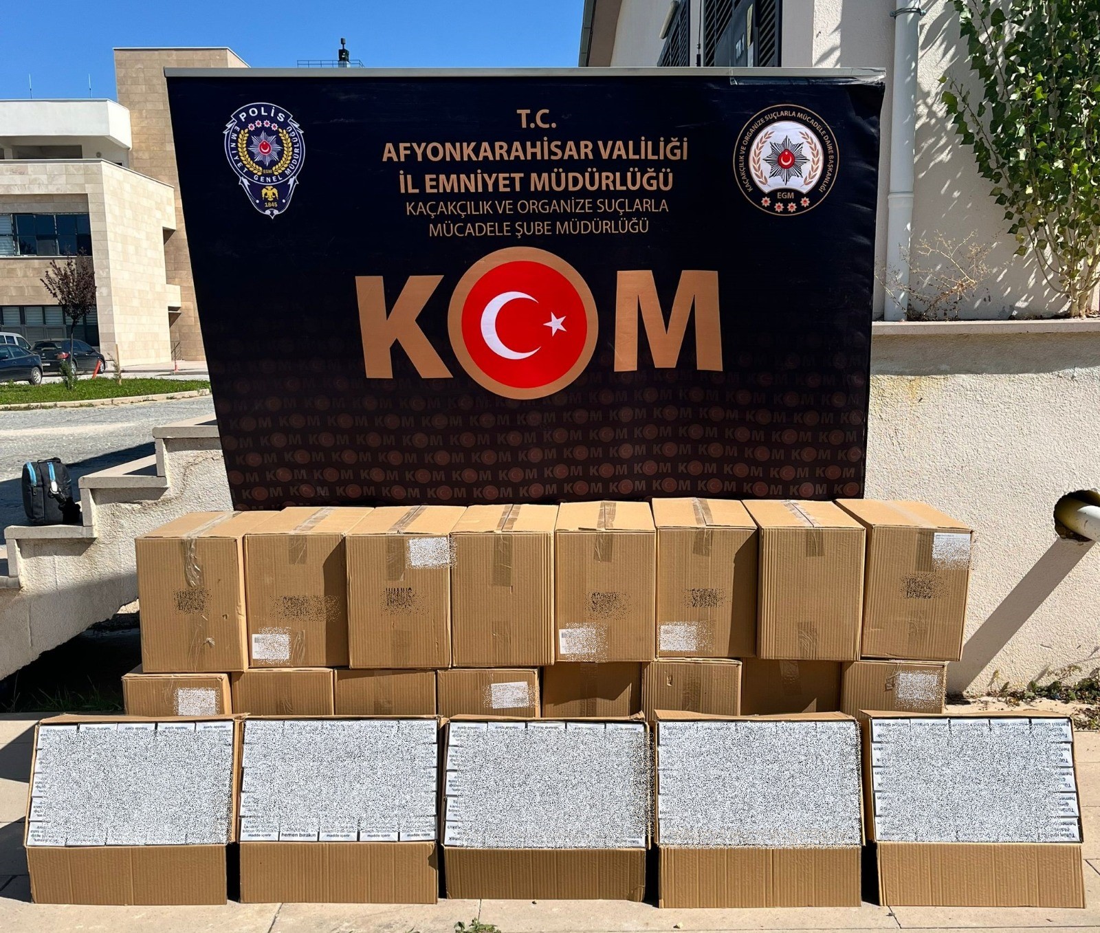 Afyonkarahisar’da polis ekipleri tarafından şüphe üzerine durdurulan bir kamyonette 210