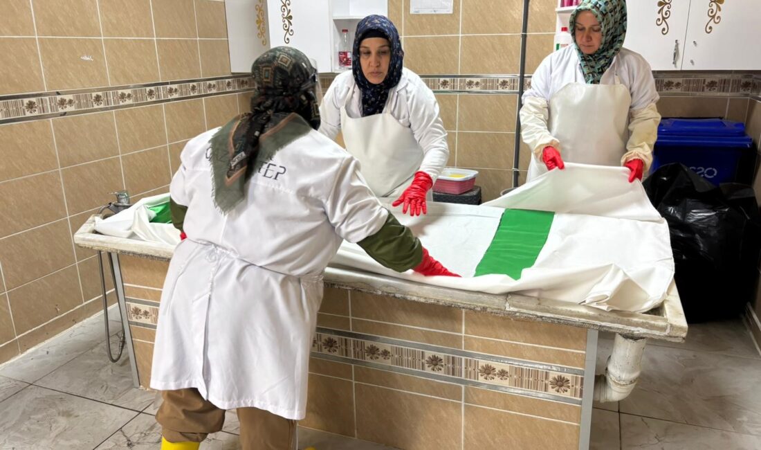  Gaziantep'te, yakınlarının bile yaklaşamadığı cenazeleri son yolculuklarına özveriyle hazırlayan kadın