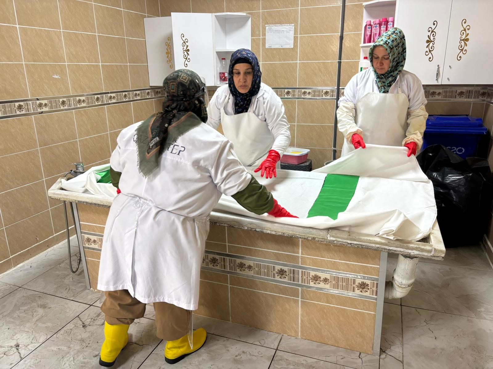  Gaziantep'te, yakınlarının bile yaklaşamadığı cenazeleri son yolculuklarına özveriyle hazırlayan kadın