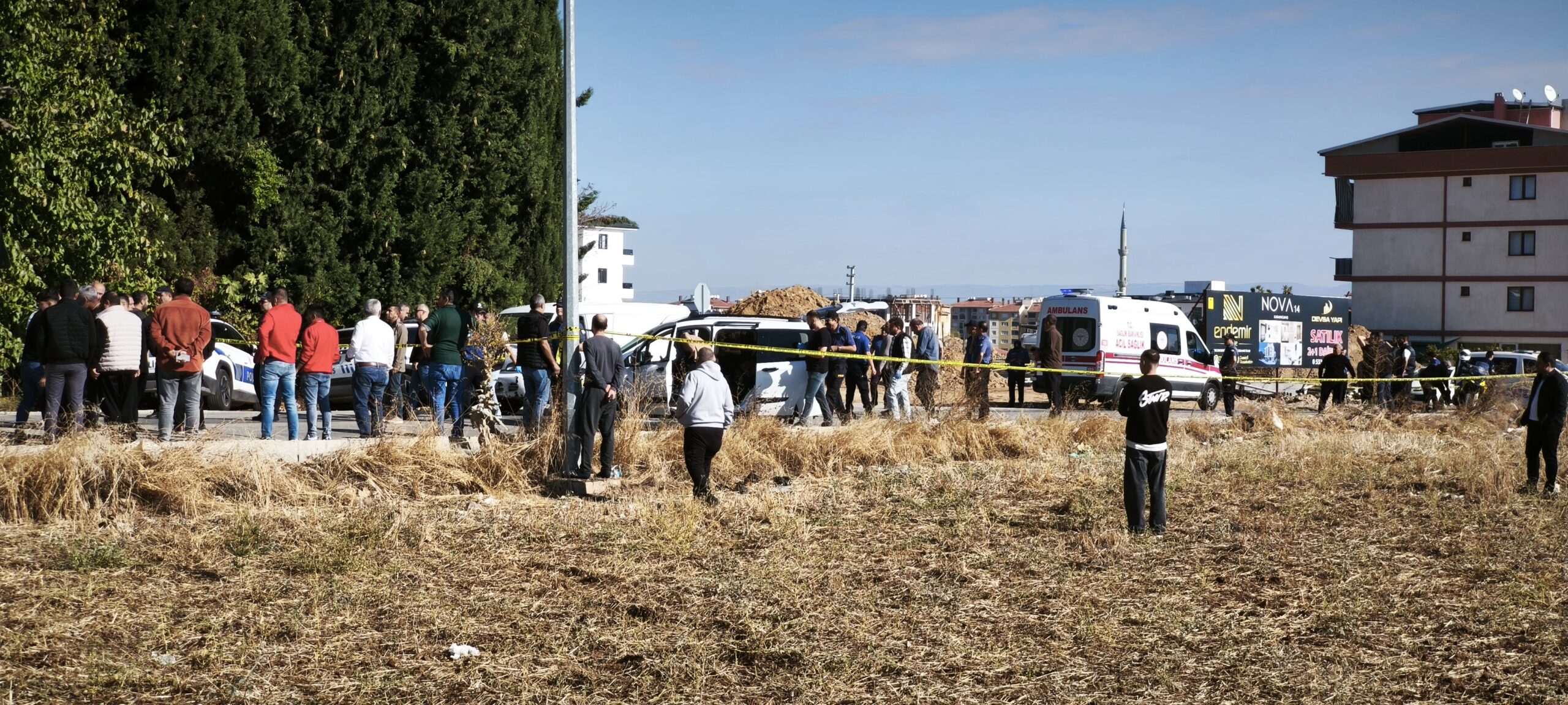 Denizli’nin Merkezefendi ilçesinde sabah saatlerinde bir otomobile düzenlenen silahlı saldırıda