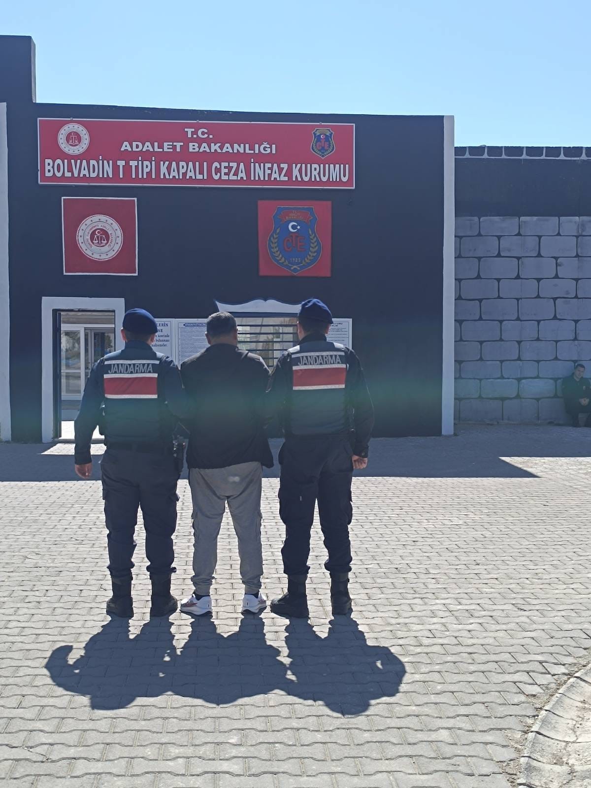 Afyonkarahisar'da 26 Yıl Hapis Cezasıyla Aranan Şahıs Jandarma Operasyonuyla Yakalandı