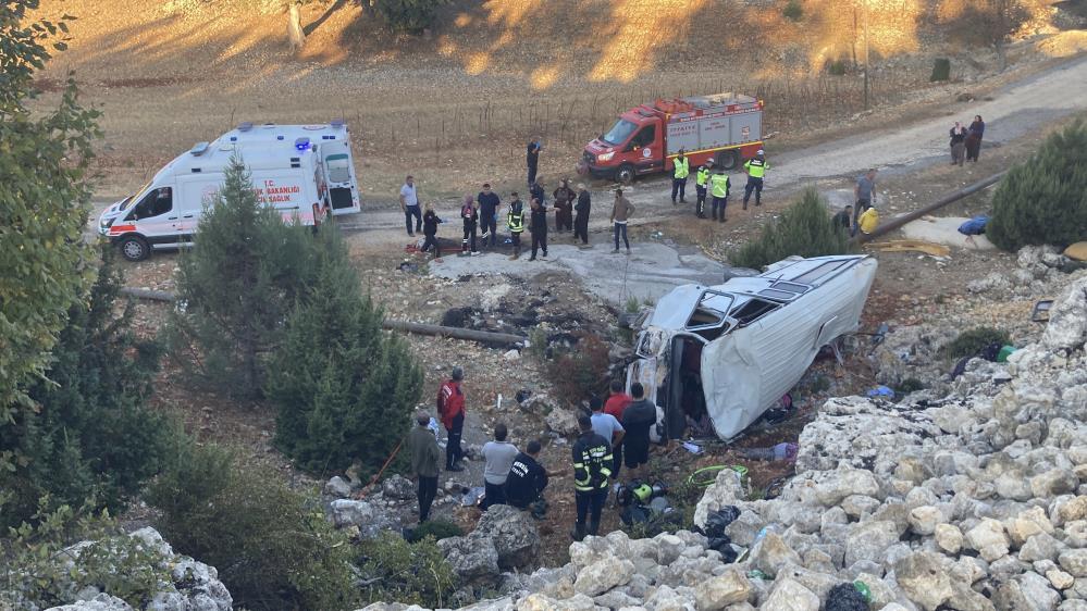 Mersin'in Erdemli ilçesinde tarım isçilerini taşıyan minibüs şarampole devrildi. Kazada
