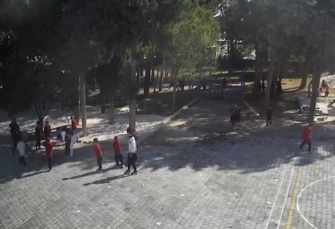 Öğretmenin Soğukkanlı Müdahalesi Hayat Kurtardı: Öğrenci Heimlich Manevrasıyla Kurtuldu Bir ortaokulda nefes borusuna simit parçası takılan öğrenci, öğretmenlerinin hızlı