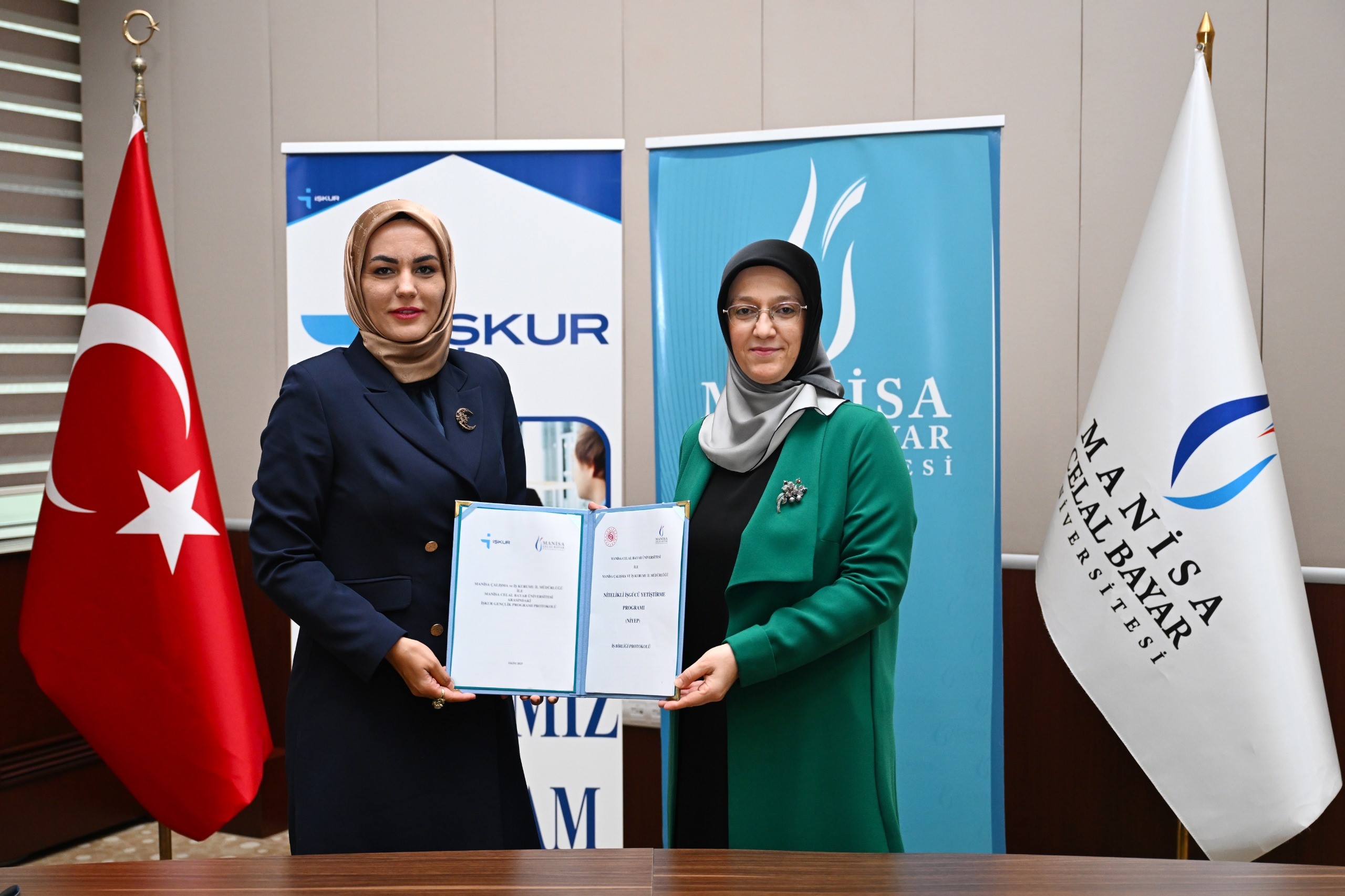 Üniversite öğrencilerinin eğitimlerine devam ederken iş deneyimi kazanmalarına imkân tanıyan