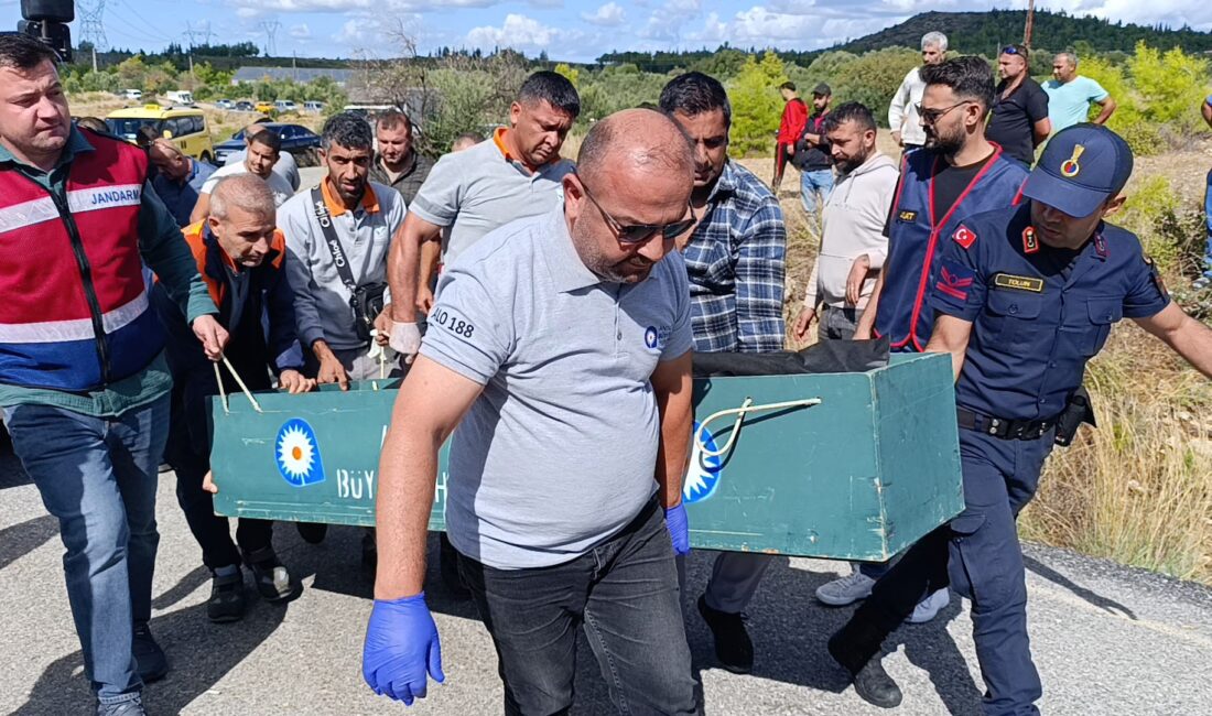 Antalya’nın Manavgat ilçesinde bir temizlik işçisi, çöp kamyonunu kullanan arkadaşını