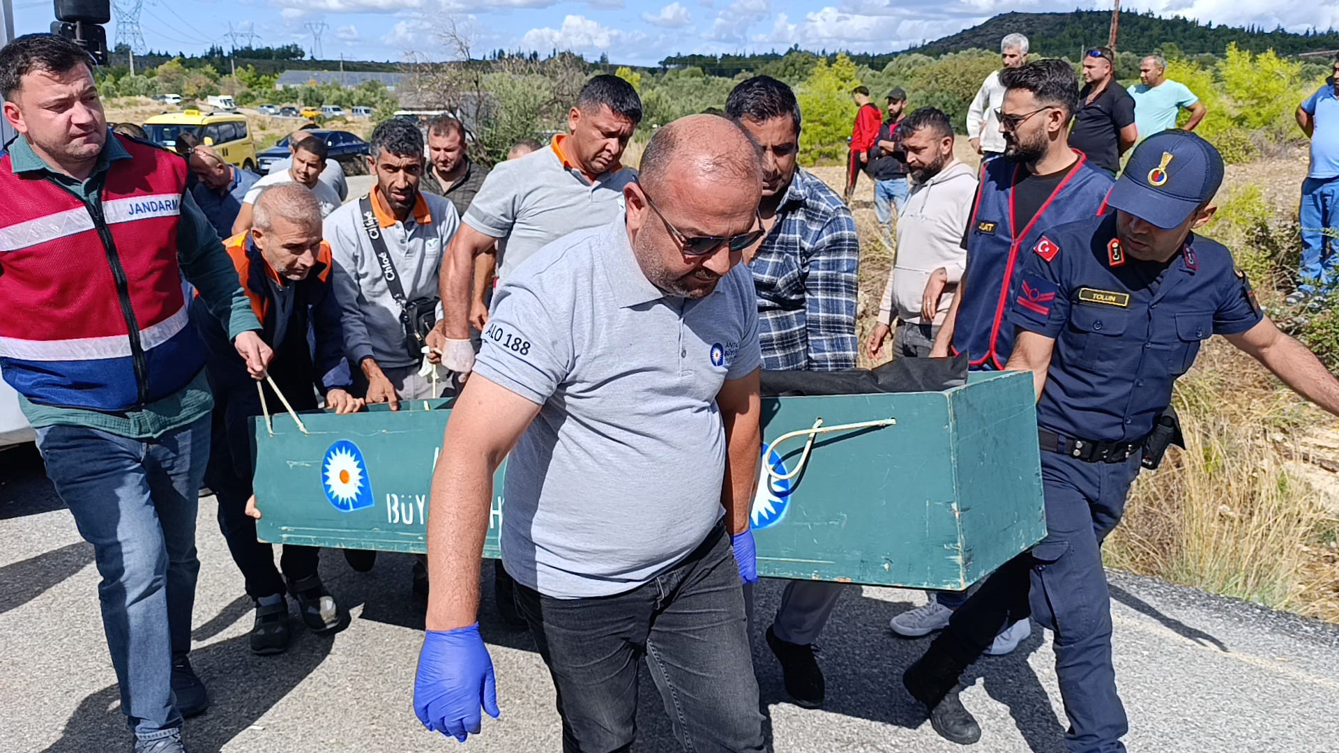 Antalya’nın Manavgat ilçesinde bir temizlik işçisi, çöp kamyonunu kullanan arkadaşını