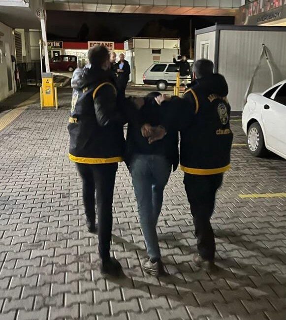 Manisa’nın Turgutlu ilçesinde, eski eşini kucağındaki bebeğine aldırmadan bıçaklayarak ağır